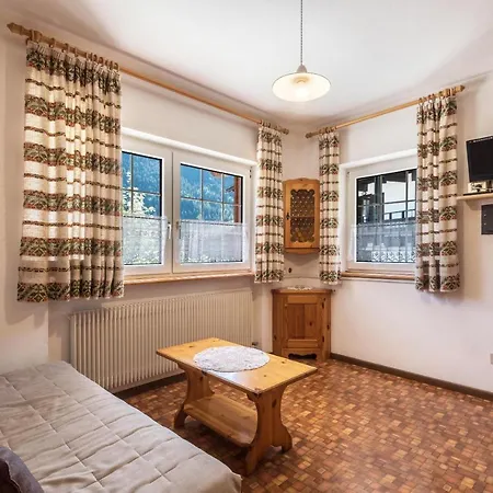 Casa Lorenz 1 * Canazei